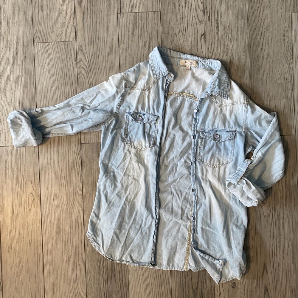 In Style chambray button up, pearl detail buttons